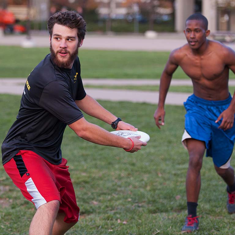 Students play Frisbee.
